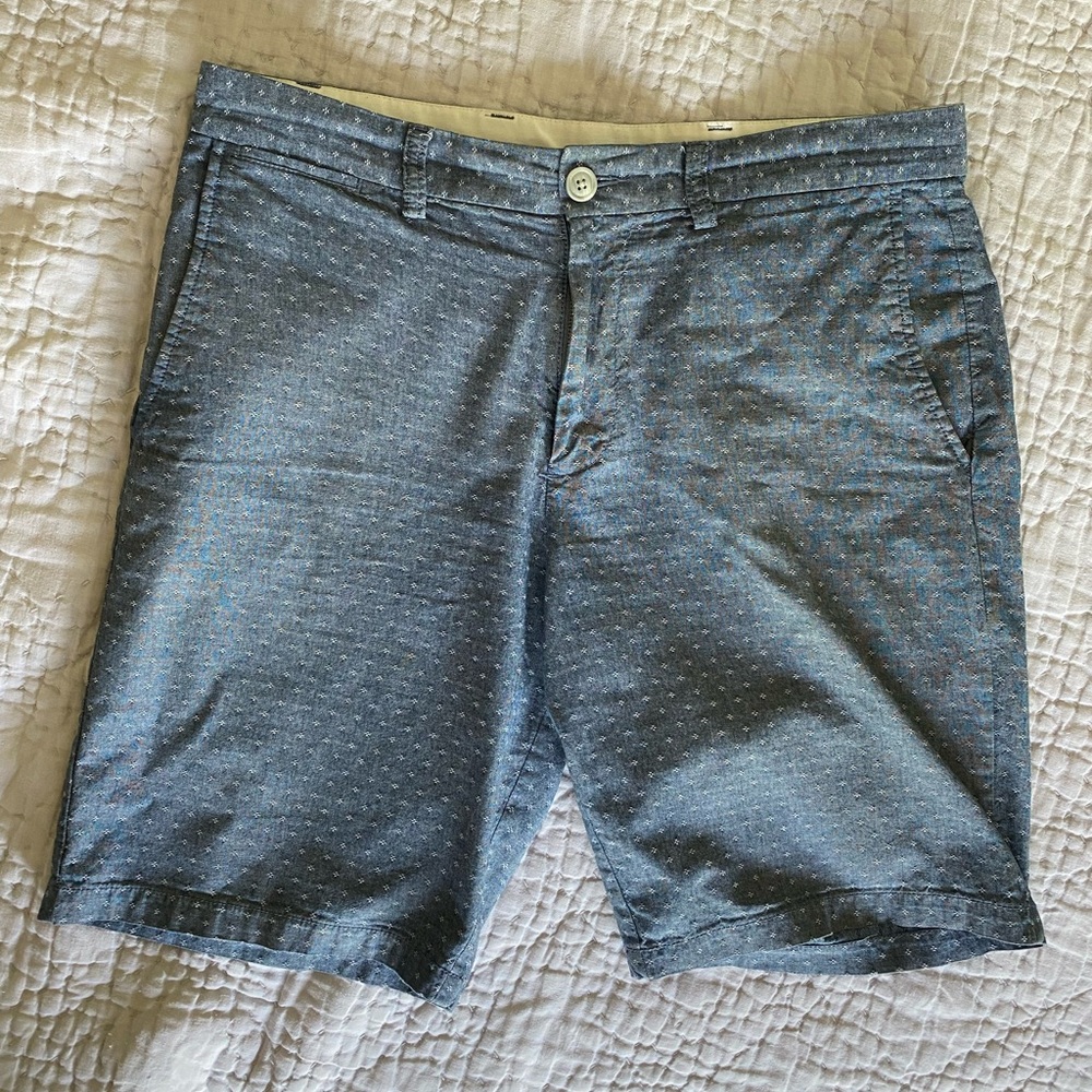 Men’s Old Navy slim shorts, chambray, 32